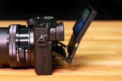 sony-a6400-tilting-lcd-display-768x512.thumb.jpg.996518efe57a1a6a765efd703d6fab34.jpg